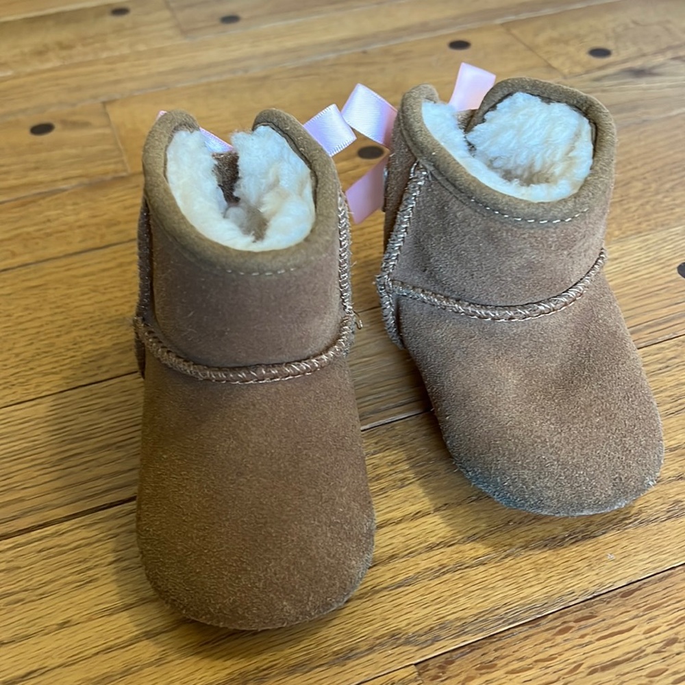 Ugg Jesse bow boot (baby) size 2/3